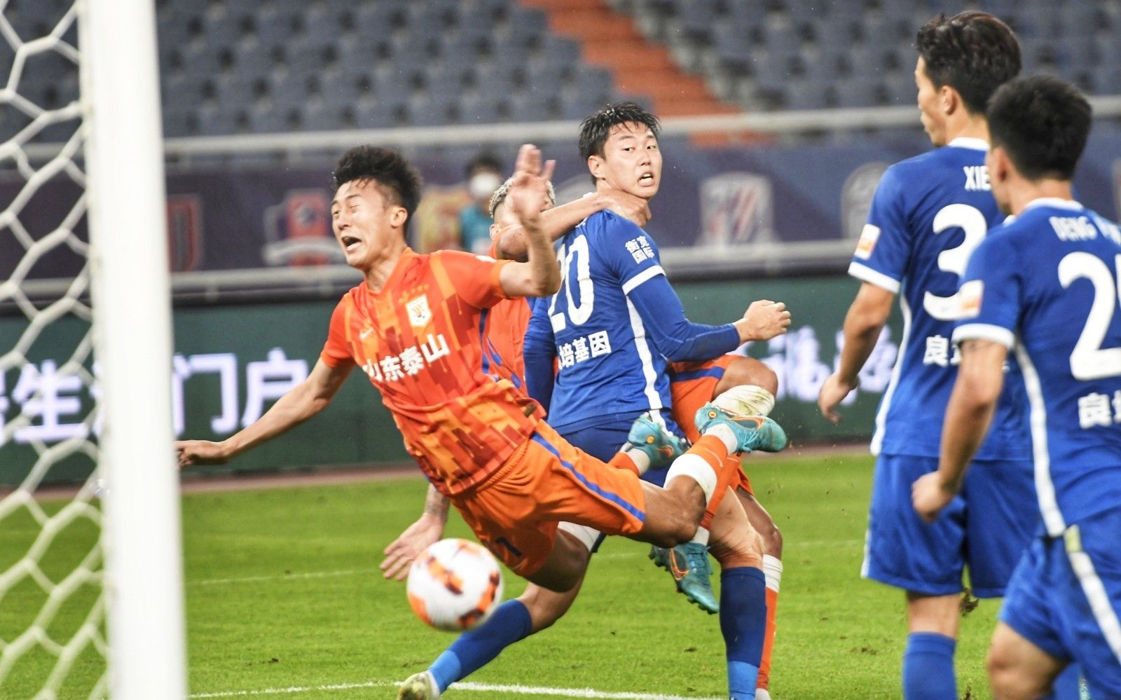 传记作者：莱万曾不满哈维的训练，他在波兰和拜仁都曾施压换帅（传记作者称：莱万不满哈维训练方式，曾在波兰与拜仁推动更换主帅）