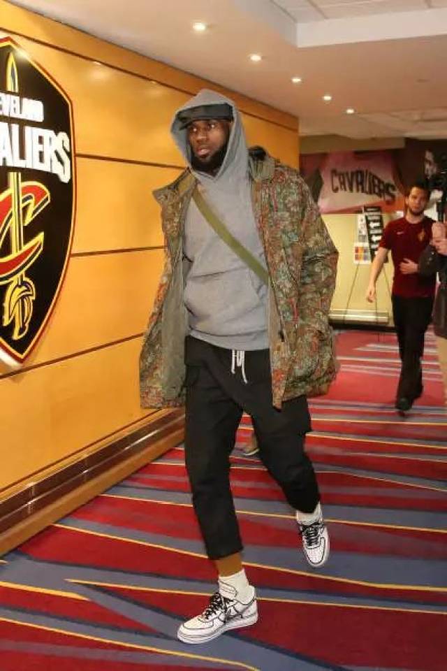 斯洛特：这点球在英超可能不会判；萨拉赫？今晚属于在场球员（斯洛特：这种点球在英超或不会被判；谈萨拉赫：今晚属于在场球员）