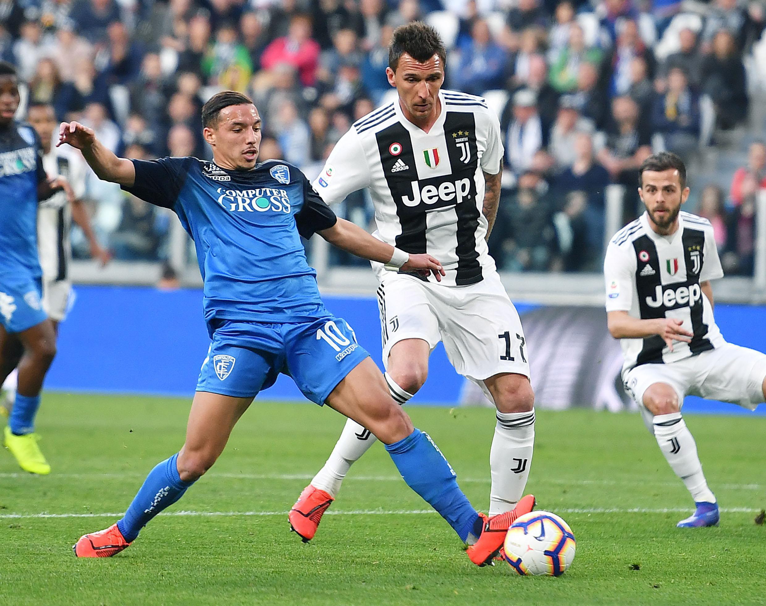 收到国足纪念球衣，尹鸿博：感谢祖国，为国出战是最大骄傲（获赠国足纪念球衣，尹鸿博致谢祖国：为国出战是我最大的荣耀）