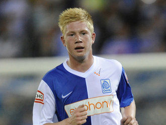 阿隆索驾车离开伯纳乌获皇马球迷力挺：耐心点，我们信任你！（伯纳乌外，皇马球迷为阿隆索打气：耐心点，我们相信你！）