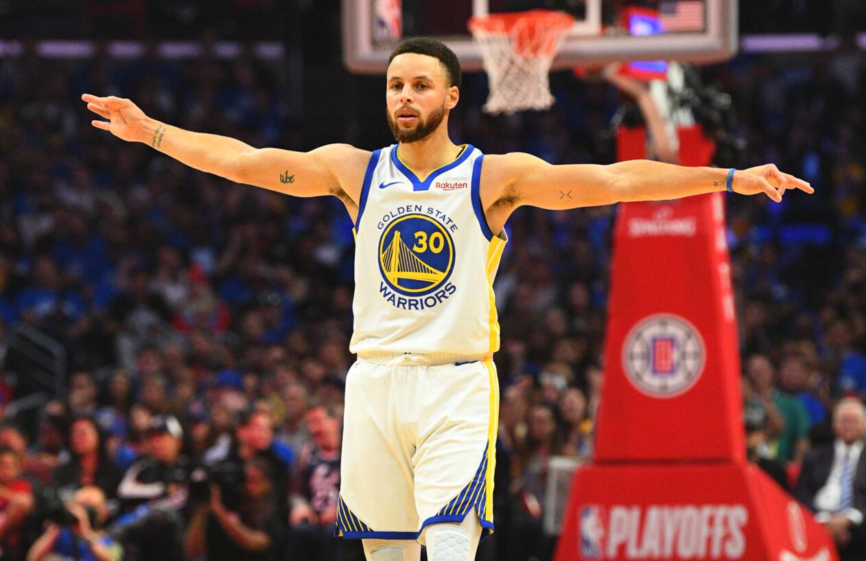 费耶诺德筹划将现有主场升级为下沉式球场，预计能容纳5.6万人（费耶诺德计划把现有主场改建为下沉式球场，容纳人数预计达5.6万）