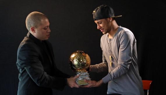 篮球赛场精彩瞬间：卡斯尔篮下一抢二拿到篮板（赛场高光：卡斯尔篮下一挑二强势摘板）