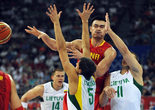 上半场奇兵！焦海龙半场7中6得到15分4篮板（焦海龙化身奇兵，半场7投6中拿下15分4篮板）