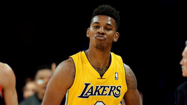 对阵快船SGA三节未过砍20分，连续98场比赛得到20+（战快船，SGA三节未满即取20分，20+连场纪录达98场）