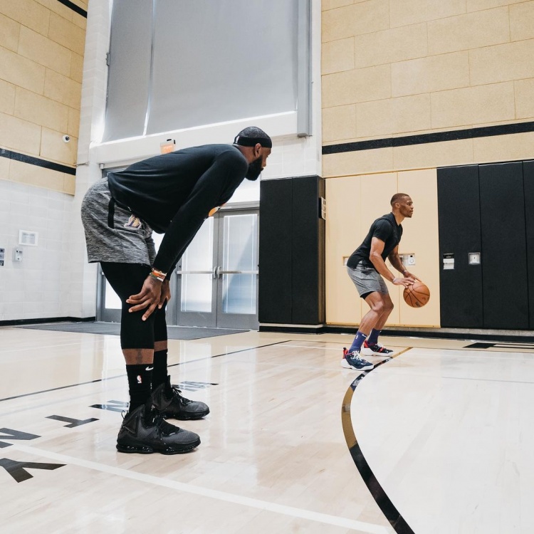 科斯切尔尼卫报专访：谈阿森纳、当洛里昂总监&足球思路（科斯切尔尼接受卫报专访：聊阿森纳、担任洛里昂总监及其足球理念）