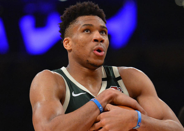 官方：因草皮养护延期导致场地未达标，悉尼vs奥克兰比赛推迟（官方通报：草皮养护延期致场地不达标，悉尼对阵奥克兰的比赛推迟举行）