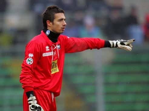 足球报：海港有意杨希，徐彬留洋仍存不确定，西海岸资金有困（足球报：海港相中杨希，徐彬留洋前景未明，西海岸资金吃紧）