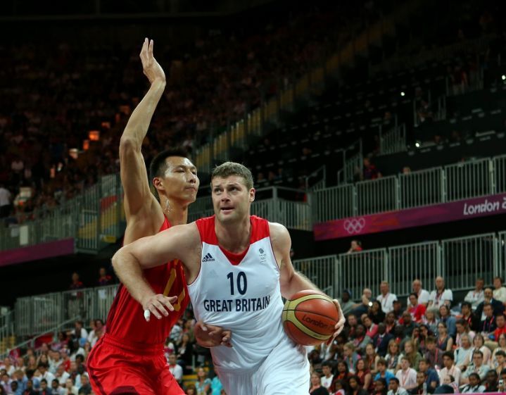 随迈阿密国际夺冠，德保罗赛后剪下主场球网留念（随国际迈阿密加冕冠军，德保罗赛后剪下主场球网作纪念）