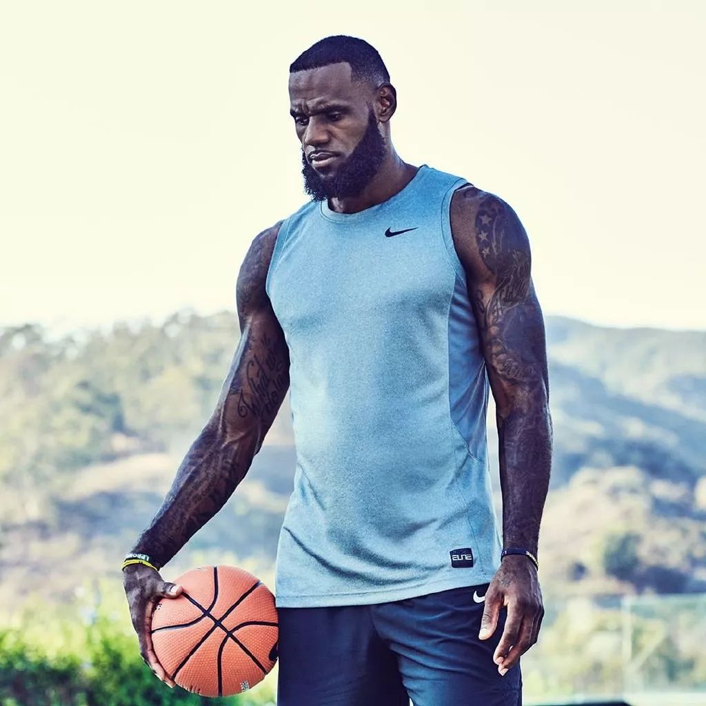 湖人斯马特谈伤势：就是背部痉挛，属于多年积劳造成的损耗（湖人斯马特谈伤情：背部痉挛，系长期积劳所致的磨损）