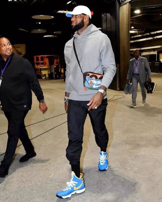 就在今天，12月8日凌晨！中超传来了青岛西海岸、武汉三镇和海港的新消息（12月8日凌晨，中超最新消息：青岛西海岸、武汉三镇与海港传来新动向）