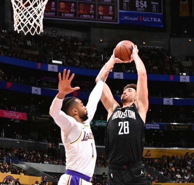 掘金VS独行侠裁判报告：漏吹约基奇打手浓眉+最后一攻传球前走步（掘金对独行侠裁判报告：约基奇打手浓眉被漏判，末攻传球前走步未吹）