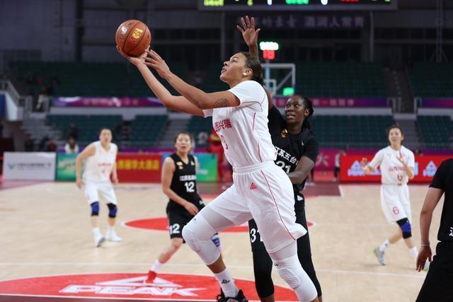 一贝蒂斯球迷袭击了一巴萨球迷，部分球迷甚至高喊“你真棒”（一名贝蒂斯球迷袭击巴萨球迷，现场有人起哄高喊“你真棒”）