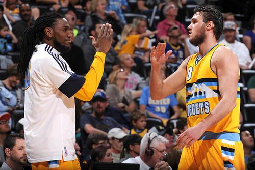 马菲奥向镜头做5比2手势 嘲讽皇马5比2不敌巴萨（马菲奥对镜比出5-2手势，讥讽皇马5-2不敌巴萨）