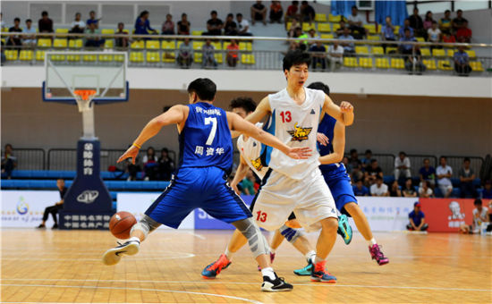 梅根观战圣诞大战 场边激动大叫为男友加油！克莱表现不佳仅7分（梅根现身圣诞大战场边热烈助威 克莱状态低迷仅得7分）