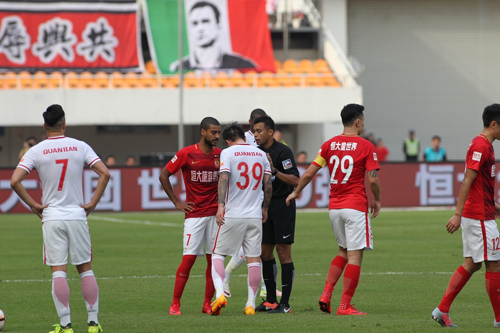 德利赫特：球队还不在想要的位置上，希望本赛季拿到欧冠资格（德利赫特：我们尚未达到理想排名，目标本季锁定欧冠席位）