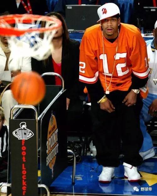 篮球勇士球星连中五记三分引全场欢呼（勇士球星连续命中五个三分引爆全场欢呼）