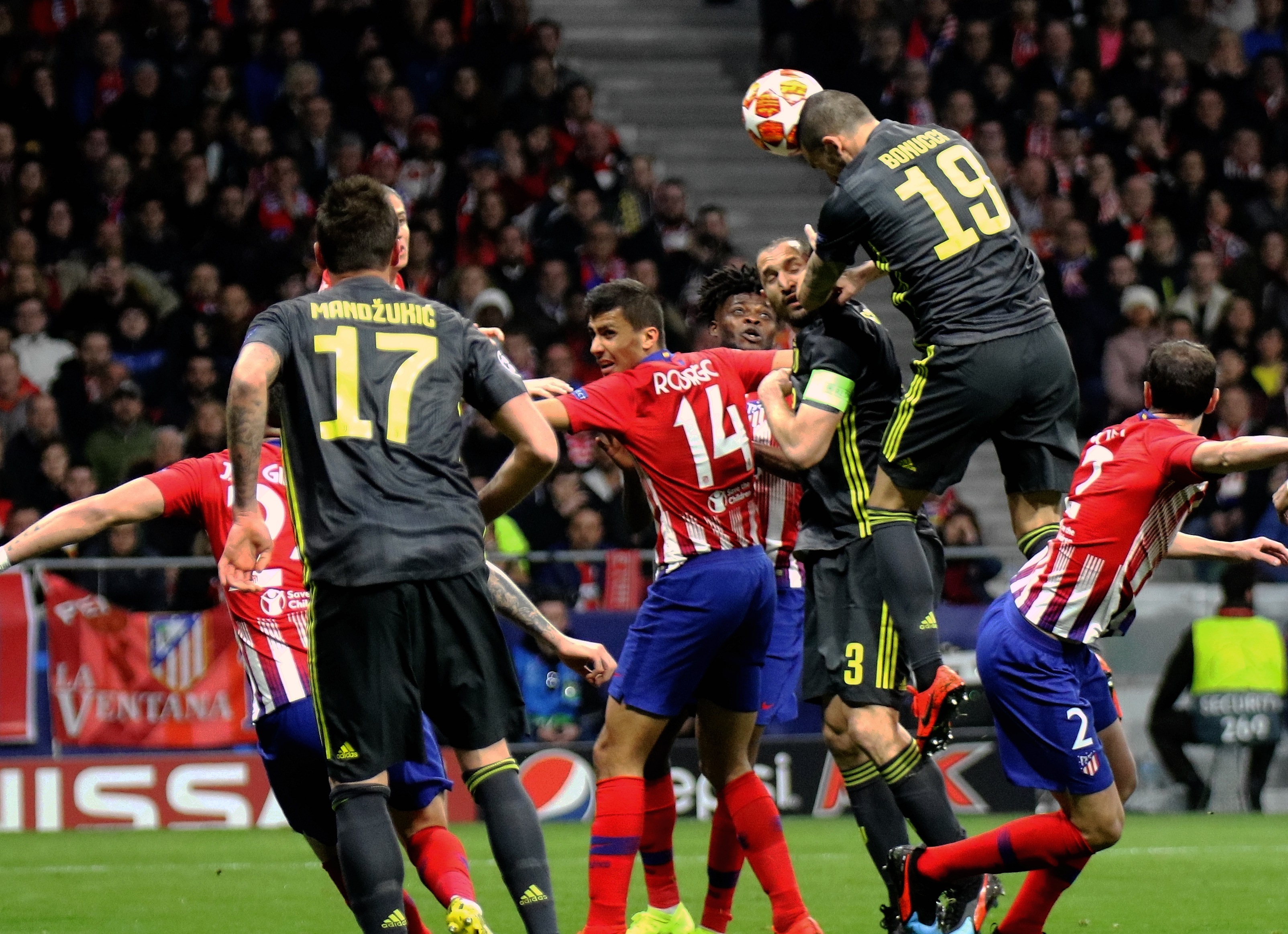 队友送大礼！QPR绝杀功臣疯狂庆祝，下一秒只剩底裤苦笑（队友大赠送！QPR绝杀英雄狂喜庆祝，转眼只剩内裤无奈苦笑）