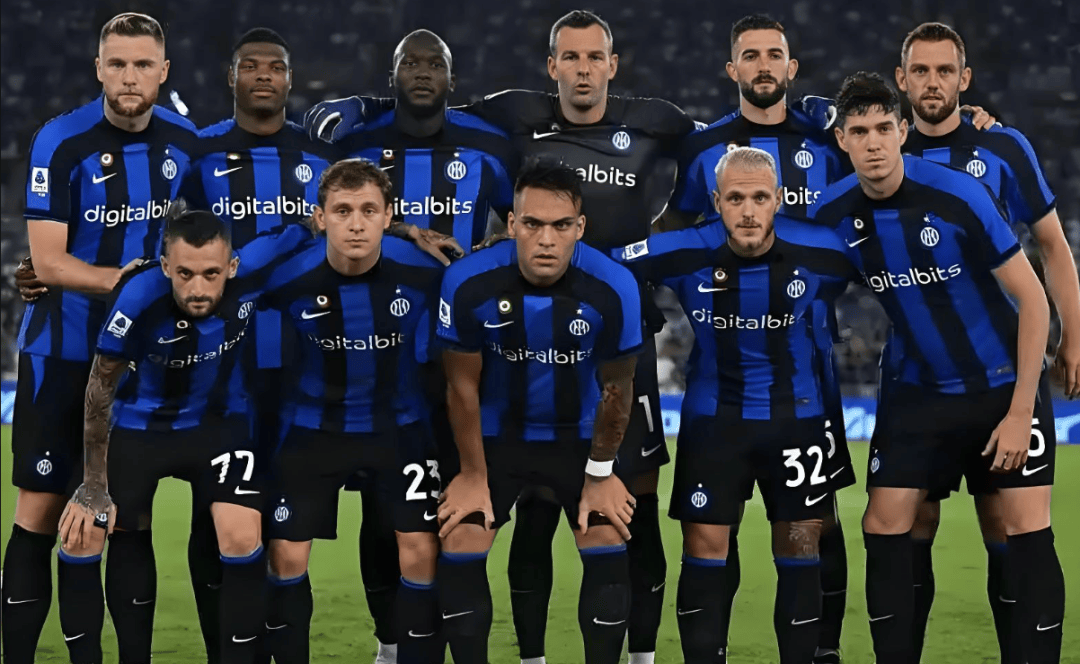 美国名记：苏亚雷斯因为无球状态下踢人被禁赛一场（美国名记称：苏亚雷斯因无球时脚踢对手被停赛一场）